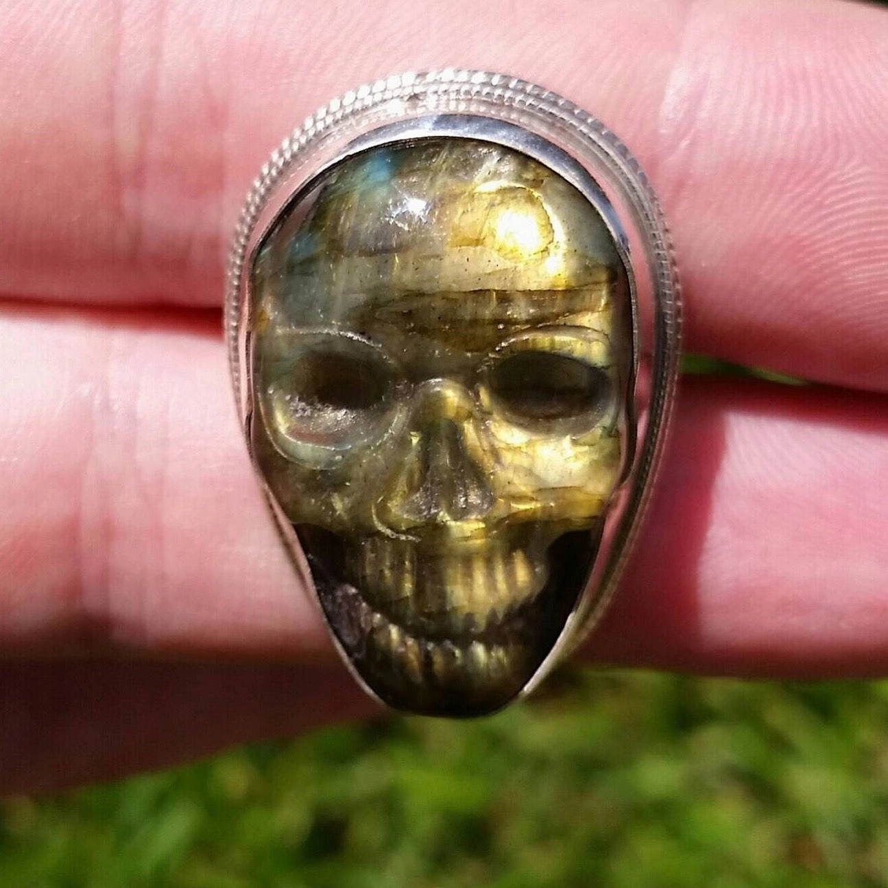 Dainty Pop Labradorite Skull Ring