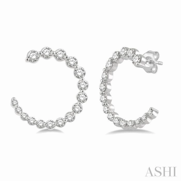 3/4 Ctw Graduated Round Cut Diamond Open Hoop Earring in 14K White Gold Classic Glimmer Glowing Feature