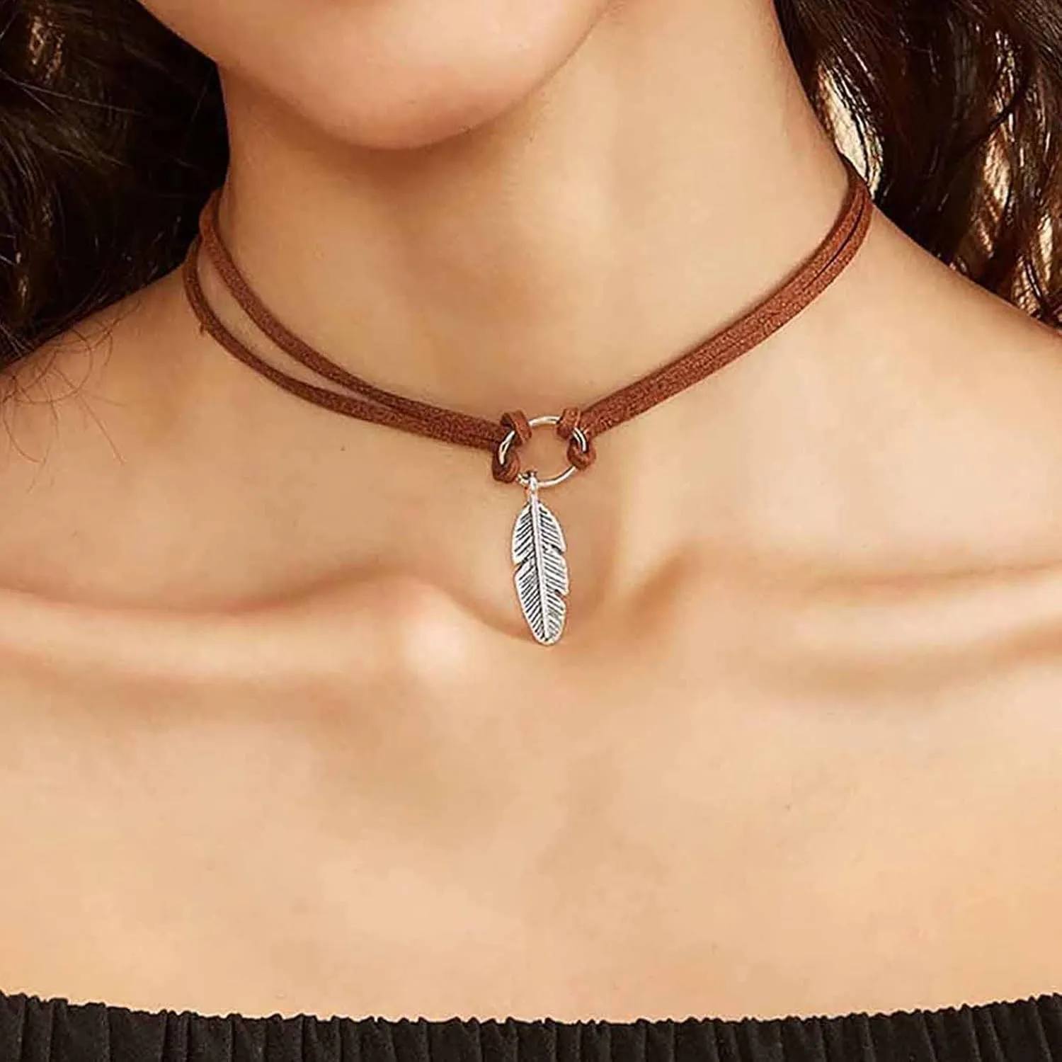 Vintage Velvet Choker Necklace Black Velvet Suede Collar Necklace Silver Short Feather Pendant Necklace Gothic Velvet Circle Choker Necklace Jewelry for Women